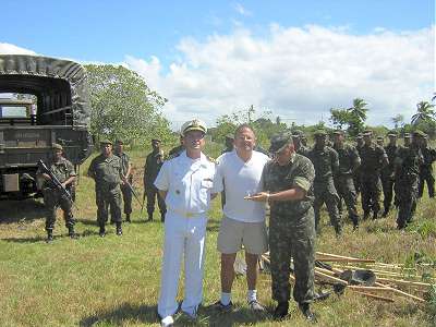 Arantes com o general Moura Barreto (6ª RM - Exército) e o capitão César Sidônio (Capitania dos Portos da Bahia).